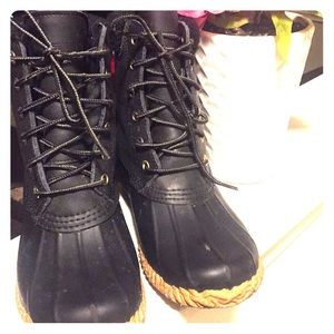 Rain/snow boot with fur! Heavy duty! Good quality